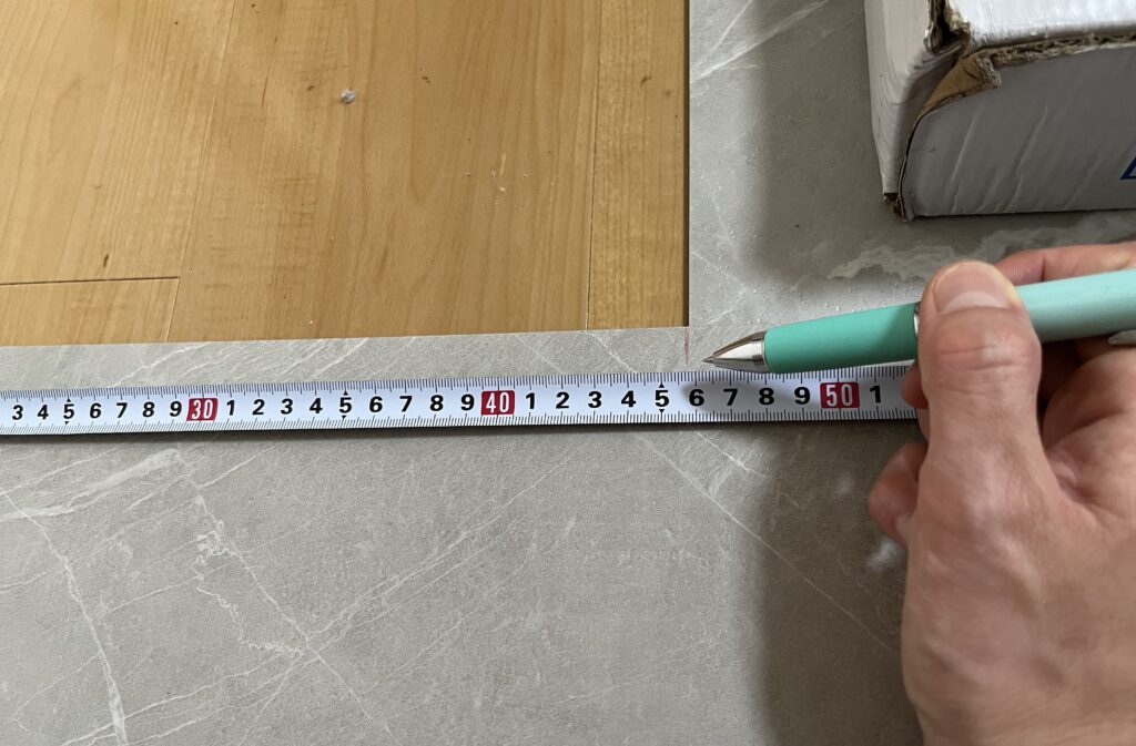 マーカーで目印をつけている写真