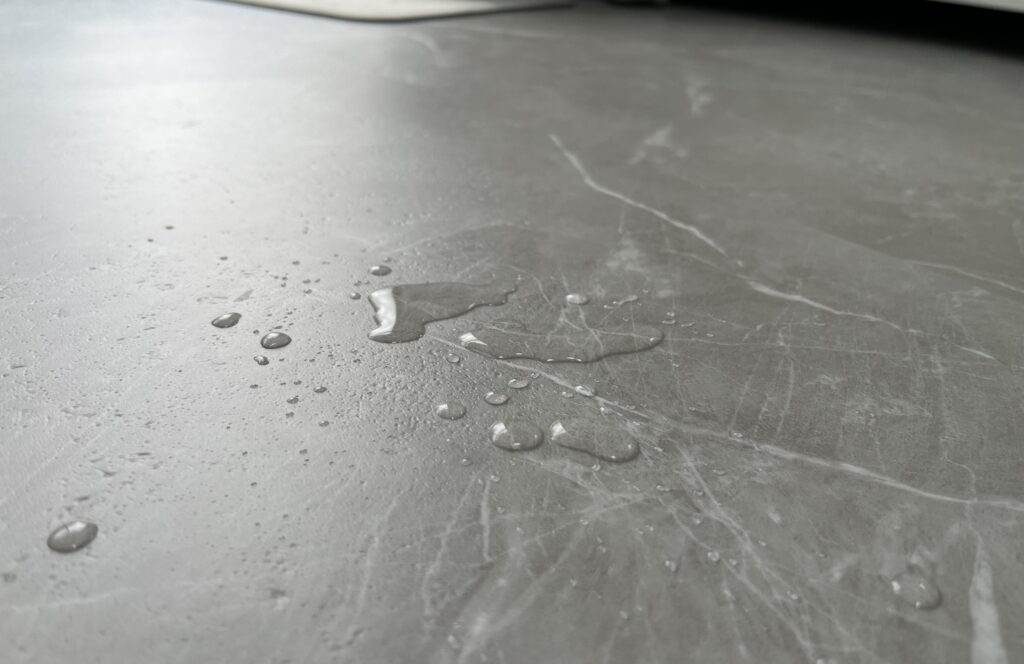 水の撥水効果を示している写真
